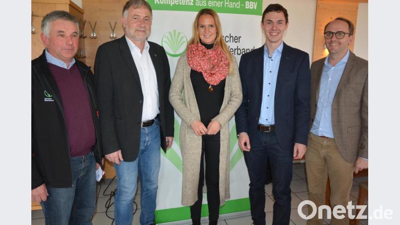 Im Bild die Referenten bei der Infoveranstaltung des Bayerischen Bauernverbandes in Großbüchlberg, (von links) mit stellvertretenden Kreisbauernobmann Martin Härtl, BBV-Geschäftsführer Ulrich Härtl, Ina Haffke und Gunnar Heinitz (beide Tennet), sowie Hubert Hofmann (BBV-Geschäftsstelle). Bild: jr