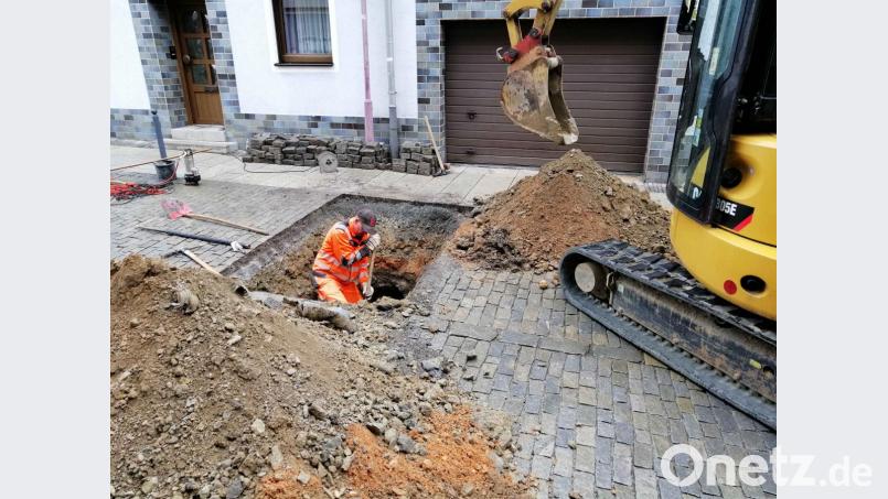 Mit Hochdruck sind die Bauarbeiter mit der Reparatur der Hauptstraße beschäftigt. Bild: exb/Stadt Windischeschenbach