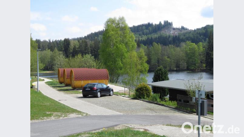 Die drei Fässer stehen direkt am Ufer des Gaisweihers neben dem Wasserwachtgebäude. Solch ein Luxus muss in Hoteld am Meer mit Mehrpreis bezahlt werden. Am Campingsplatz in Flossenbürg gehört der direkte Seeblick und Seezugang inklusive dazu. Bild: ubb