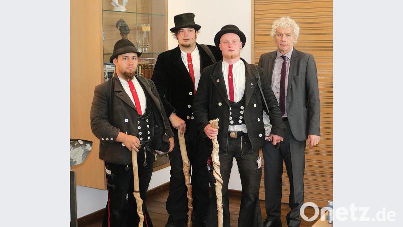 Landrat Wolfgang Lippert (rechts) empfing vor kurzem drei Gesellen auf der Walz in seinem Büro. Sie sind unterwegs in Richtung Schweiz. Bild:  Landkreis Tirschenreuth