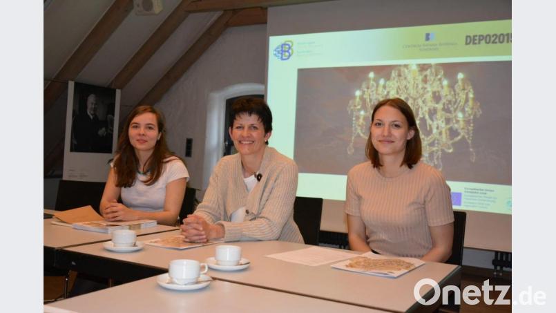 Auf 24 Seiten weden im Barockmagazin 2019 die Veranstaltungen dieses Sommers in der Barockregion Bayern Böhmen zweisprachig beworben. Die Projekt- und Programmverantwortlichen stellen die druckfrische Broschüre vor: (v.l.n.r.) Dr. Veronika Hofinger, Projektleiterin CeBB, Veronika Křížková (CeBB) und Eva Rybáková (DEPO2015) Bild: Ralf Gohlke