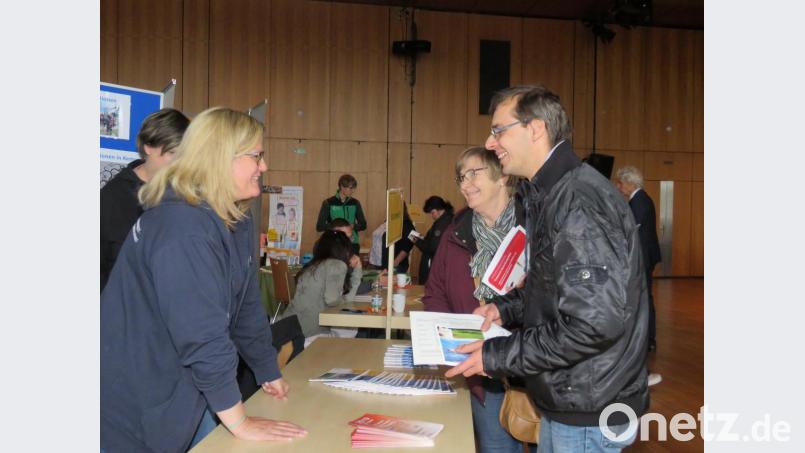 An den Ständen erhielten die Gäste Informationen über Angebote für Familien. Bild: ubb