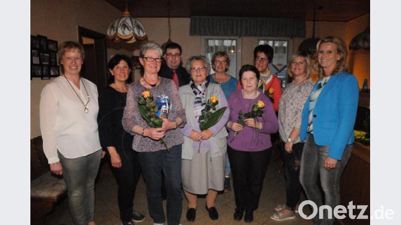 Die Vorsitzenden Annemarie Woppmann und Regina Pschirrer (von links), Stadtpfarrer Pater Hans Ring (Vierter von links), Zweite Bürgermeisterin Andrea Lang und Bezirksvorsitzende Martha Bauer (von rechts) ehren die langjährigen Mitglieder Liese Piehler, Marile Völkl und Inge Schaller (mit Blumen von links). Bild: bey