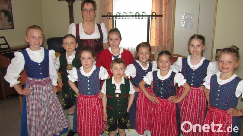 Die Jugendtanzgruppe des Trachtenvereins „D&#039; Haidnaabtaler“ aus Trabitz . Bild: is
