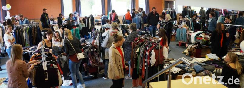 21 Anbieter stellten beim Frühjahrs-Mädchen-Flohmarkt im Mehrgenerationentreff aktuelle Mode zu kleinen Preisen aus. Groß war das Interesse der Käufer. Bild: weu
