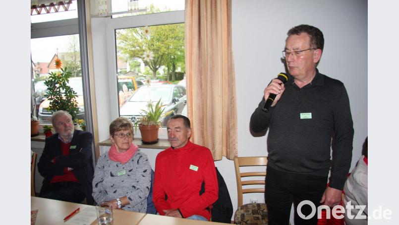 In seinem Referat beleuchtete Professor Dr. Peter Morsbach (rechts) die erhaltenswerten „Landmarken“ der Oberpfalz. Bild: wro