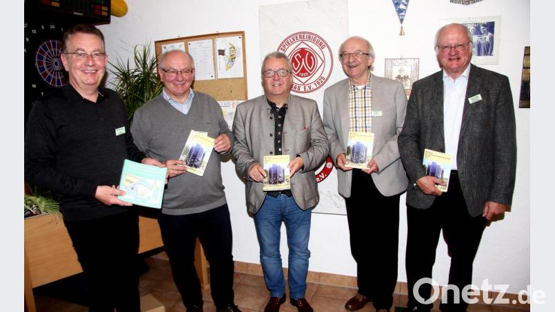 Der Jahresband 2019 ist fertig. Das freut (von links) AFO-Vorsitzenden Professor Dr. Peter Morsbach, Verleger Eckhard Bodner, Bürgermeister Toni Dutz, stellvertretenden Arbeitskreis-Vorsitzenden und Geschäftsführer Bernhard Frahsek und den Präsidenten des Oberpfälzer Kulturbundes, Volker Liedtke. Bild: wro