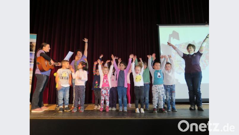 Die Kinder aus dem Evangelischen Kindergarten fungierten mit lautstarken Liedern als morgendlicher &quot;Muntermacher&quot; . Bild: ubb