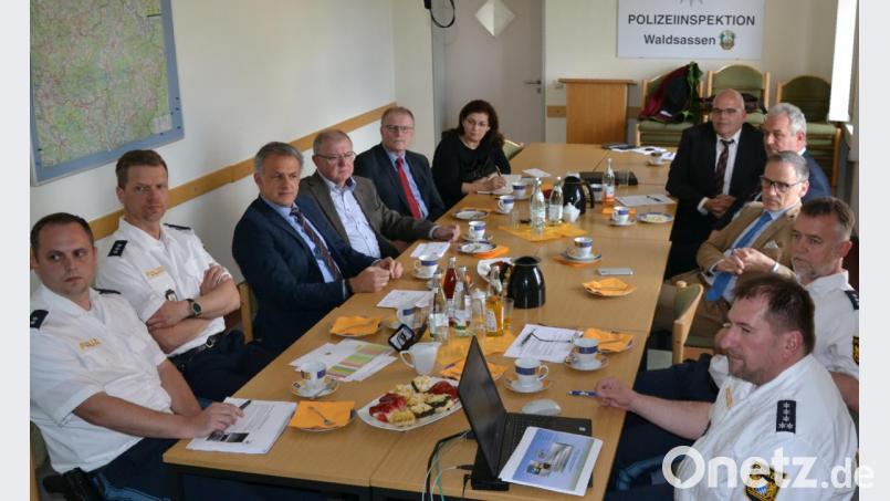 Beim Sicherheitsgespräch im Unterrichtsraum der Polizeiinspektion Waldsassen, von links Daniel Ulrich, Michael Eckstein, Roland Grillmeier, Ernst Neumann, Max Bindl, Regina Kestel, Klaus Meyer, Johann Burger, Bernd Sommer, Manfred Liebl und Roland Heldwein. Bild: pz