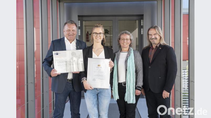 Nina-Naomi Mickisch (Zweite von links) zusammen mit Geschäftsführer Manfred Rosner (links) sowie technischem Leiter Hartmut Hoppe und kaufmännischer Leiterin Lucia Santl (von rechts). Bild: exb