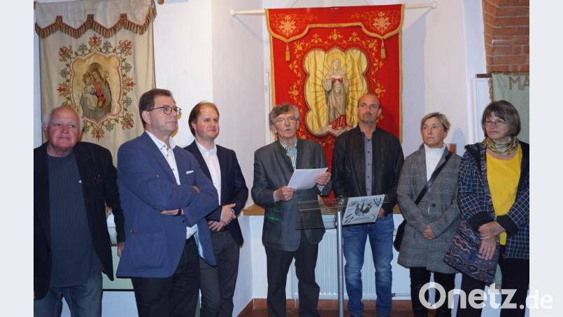 Bevor Museumsleiter Theo Männer (Mitte) eine Einführung zur Sonderausstellung „Kirchliche Fahnen“ gab, begrüßte er den Schirmherrn Franz Wilhelm (Dritter von rechts) mit Gattin Evi, Stadtpfarrer Stefan Wagner (Dritter von links) sowie Stadtrat Klaus Zeiser (Zweiter von links). Bild: weu