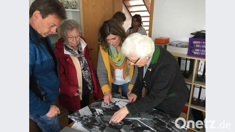 Auf besonderes Interesse stießen beim Tag der offenen Tür vor allem die historischen Fotos (von links): HKV-Kassier Christian Nübler, Sigrid Klick, Manuela Nübler und Maria Freundorfer. Bild: gri