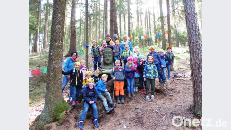 Gut gelaunt nahmen die Kindergartenkinder am Tag des Wanderns teil. Unser Bild zeigt die kleinen Wanderer mit den Erzieherinnen Silvia Kraus, Karin Oschatz und Silke Weinhold beim „Buddha.“ Bild: fpoz