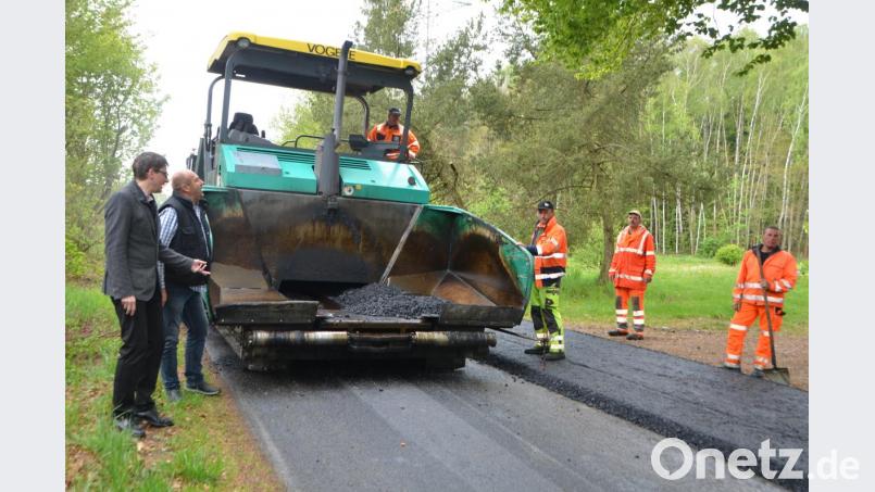Amtierender Bürgermeister Uli Münchmeier und Außendienstleiter Karl Frey (von links) informieren sich über den Sanierungsfortschritt in der Roggensteiner Anton-Ferazin-Straße in Richtung Zieglmühle. Bild: dob
