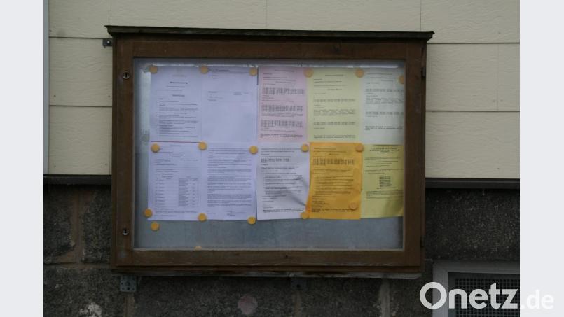 Erhalten bleibt die Gemeindetafel in der Dr.-Zimmer-Straße 2 in Waldershof. Insgesamt acht werden demnächst in der Stadt und den Ortsteilen abgebaut. Bild: fpoz