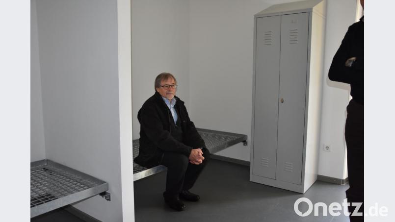 Stadtrat Veit Wagner testet eine Pritsche in Ingolstadts Notunterkunft. „Wie baue ich ein neues Obdachlosenheim?“, fragen sich Räte und Mitarbeiter der Stadt. Eine Reise inspiriert. Bild: Beate-Josefine Luber