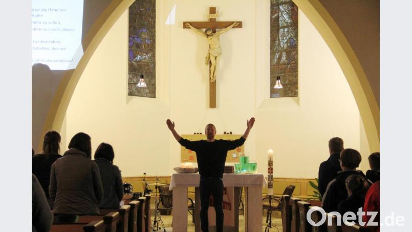 Jugendgottesdienst in der Christuskirche Windischeschenbach. Auf dem Bild Pfarrer Christoph Zeh, dem Allgemeinsegen. Bild: njn