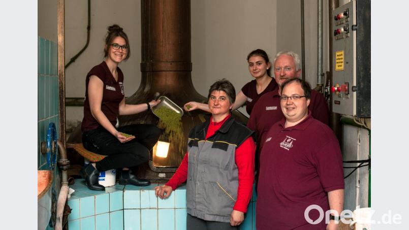Die Festdamen Anna-Lena Fleischmann und Lena Haubner sowie Festleiter Reinald Roderer und Vorsitzender Florian Trißl (von links) waren dabei, als Braumeisterin Angela Riedl (Bildmitte) mit dem Brauen des Jubiläumsbieres begann. Bild: flt