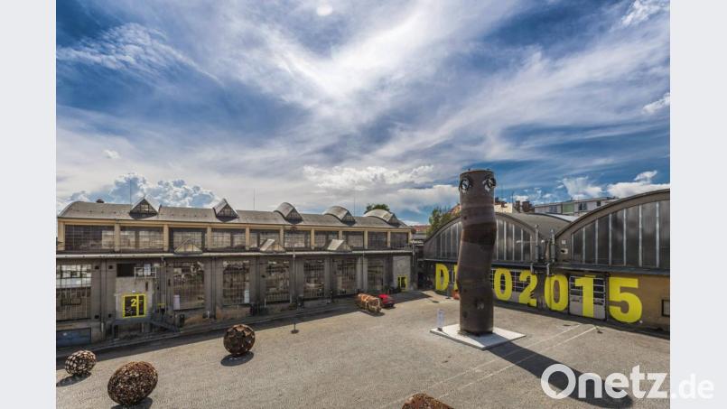 Das "Depo2015" in Pilsen ist Schauplatz für das grenzüberschreitende Kulturfestival. Das Programm spielt sich in den Hallen des ehemaligen Busdepots und auf dem Hof mit der Riesenstahlskulptur in der Mitte ab. Bild: eib