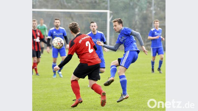 Auf Geschenke hoffen darf der SV Inter Bergsteig nicht. Die DJK Ensdorf (blaue Trikots) möchte ihre Erfolgsserie ausbauen und mit dem fünften Sieg in Serie die Saison abschließen. Bild: Hubert Ziegler