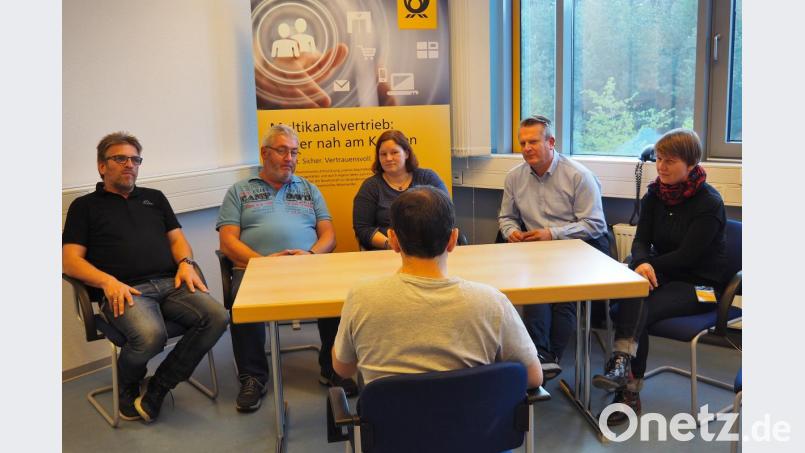 Sie alle kümmern sich um Alexander Paul (von links) Die Vertrauenspersonen für Schwerbehinderte bei der Deutschen Post AG Ralf Williams-Niestrat und Thomas Brunner, Christina Ponader vom Netzwerk Inklusion, Martin Schmid und Beate Graf vom Integrationsfachdienst Bild: Bühner