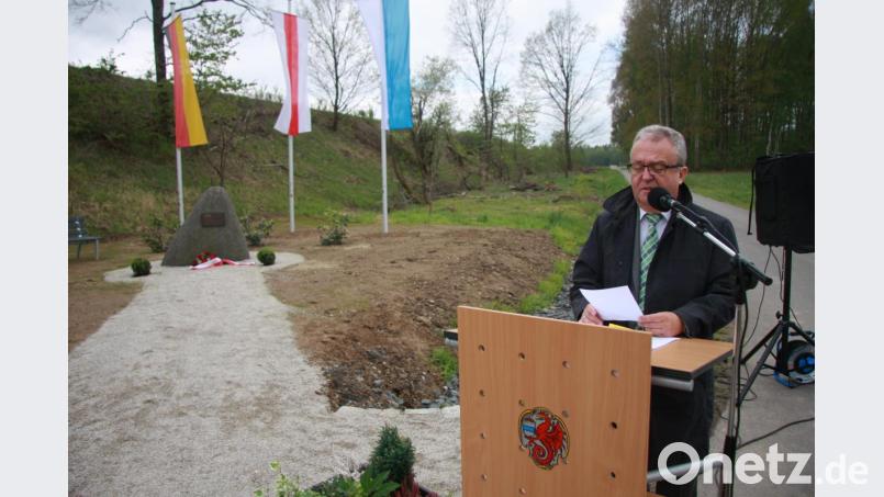 Bürgermeister Toni Dutz zeigte sich dankbar, den Denkmal-Gestaltern und all denen gegenüber, die das Ereignis aufgearbeitet haben. Bild: wro