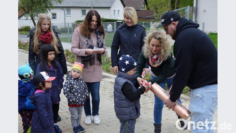 In ein vorbereitetes Kupferrohr steckten die Kinder Münzen, Bilder und verschiedene Unterlagen zur Erinnerung an die Grundsteinlegung. Bild: mmj