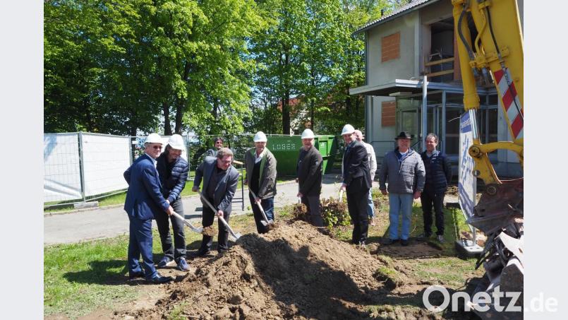Mit vereinten Kräften setzen (von links) Johann Bohmann, Architekt Johann Hüttinger, Stefan Hammerl, Zweiter Bürgermeister Wolfgang Niebauer, Bürgermeister Walter Schauer und Landrat Thomas Ebeling zum Spatenstich für die Tagespflege-Einrichtung an. Bild: bl