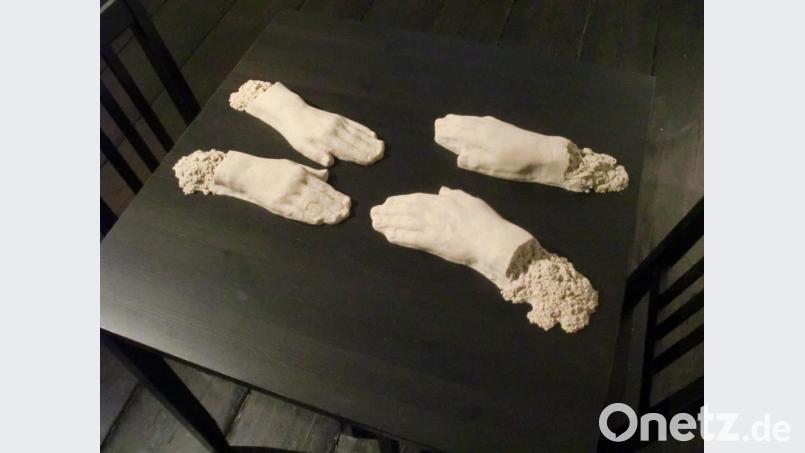 Installation: Fragile Hände aus Sand Bild: aub