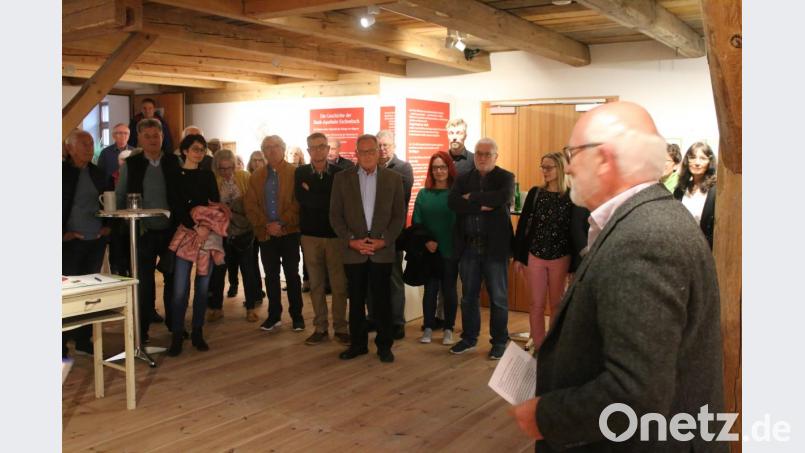 Vorstand Karlheinz Keck begrüßt zahlreiche Gäste zur Ausstellungseröffnung. Bild: sne
