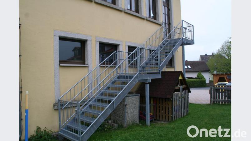 Die Stadt Waldershof lässt die Sicherheitsmängel bei der Fluchttreppe (Bild) am Kindergarten Piccolino umgehend beheben. Bild: fpoz