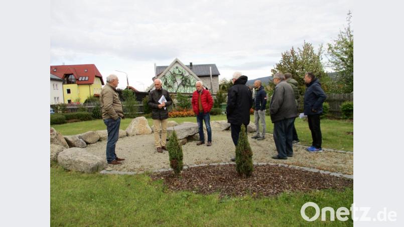Der Bau- und Umweltausschuss Neusorg beriet sich im Themengarten über den Standort der geplanten neuen Ruhebank. Die Besucher sollen den Blick auf den Steinwald genießen können. Bild: kkl