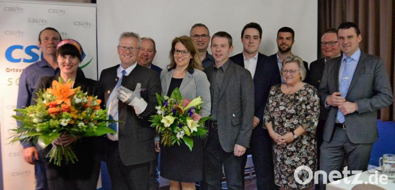 Die CSU will geschlossen anpacken, das demonstrieren bei der Kandidatenkür von OB Andreas Feller (Dritter von links) alle Ortsvorsitzenden, Fraktionsführung sowie Frauen- und Junge Union. Mit im Bild Landrat Thomas Ebeling (rechts) und Susanne Feller (vorne links). Bild: cls