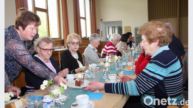 Die Kuchen waren zu Hause gebacken, der Kaffee frisch gebrüht worden. Die Bewirtung übernahmen die Mitglieder der KAB. Bild: wro