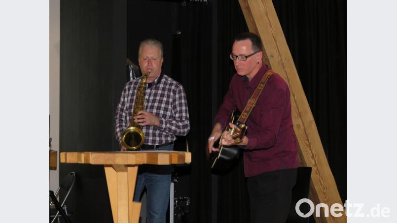 Mit Saxophon und Gitarre wurde die Ausstellungseröffnung musikalisch beschwingt begleitet. Bild: ubb