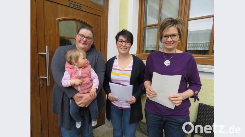 Franziska Schmid (mit ihrem vierten Kind Thea), Marina Weiß und Kathrin Schmeller (v. l.) wollen die Pedition des Mähringer Elternbeirats auf die gesamte Oberpfalz ausweiten. Es darf nicht sein, dass der Kampf um ausreichend Lehrer auf den Köpfern der Kinder ausgetragen wird, sagen sie. Bild: ubb