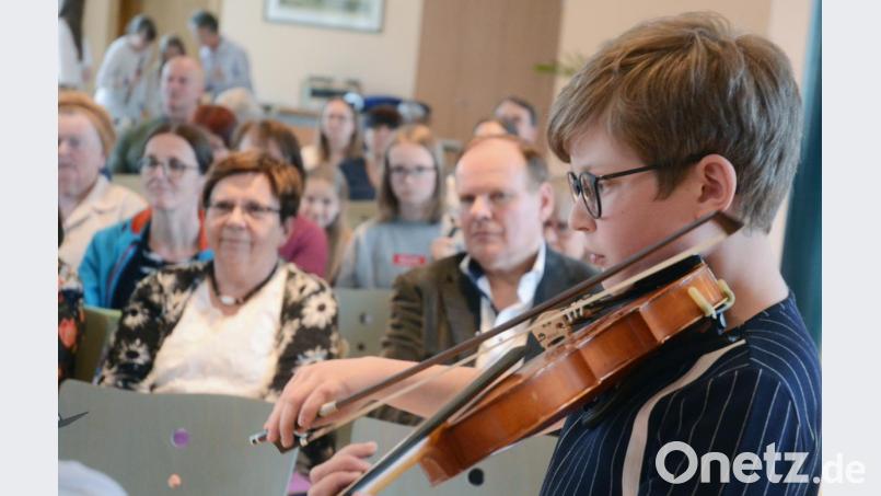 Die jungen Musiker geben beim Frühlingskonzert der Franz-Grothe-Schule einen Einblick in ihr Können. Bild: Gabi Schönberger