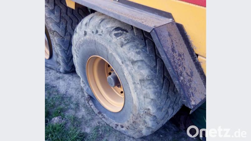 Vier aufgeschlitzte Reifen und die Kosten für eine Fremdfirma, die die Futter-Ernte zu Ende brachte - dem Landwirt ist ein Schaden von mehreren Tausend Euro entstanden. Bild: Alfons Eichenseer