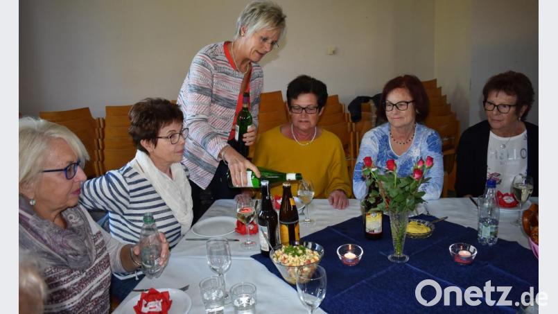 Bei der Muttertagsfeier im Jugendheim wurden die Frauen mit Würstchen, Käsesalat und Wein bedient. Bild: rgr