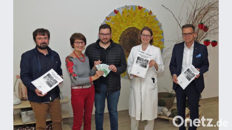 Zur zehnten Spende mit heuer 1300 Euro aus der Kalenderaktion kommen Robert Weiß (links) und Philipp Schwan (Mitte) von der JU Konnersreuth und bedenken heuer den Förderverein für Schwerkranke mit Vorsitzender Waltraud Koller-Girke (Zweite von links) und Schatzmeister Alexander Brittinger, die das Geld Dr. Stephanie Kuchlbauer weiterleiten. Bild: Dobmeier