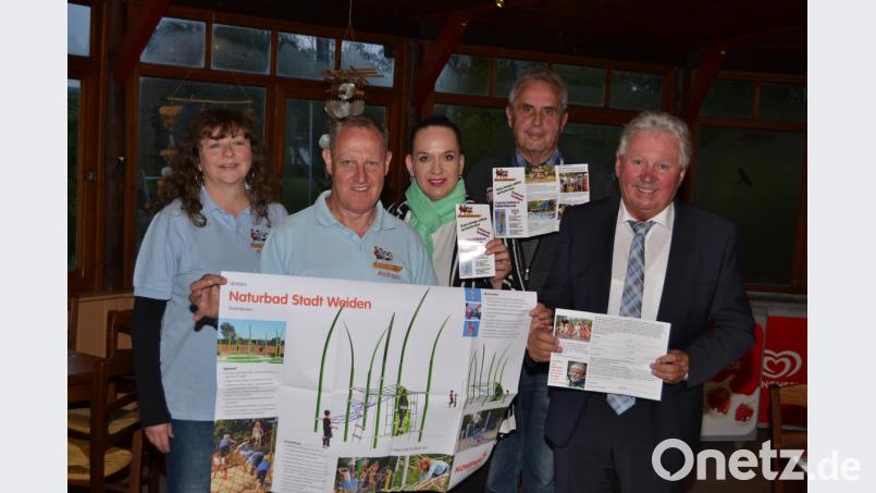 Martina Kayser, Vorsitzender Andreas Baierl, Stefanie Sperrer, Horst Fuchs und Hans Forster (von links) präsentieren den neuen Flyer des Stadtbad-Fördervereins und einen Plan des neuen Klettergeräts, das demnächst aufgestellt wird. Bild: exb