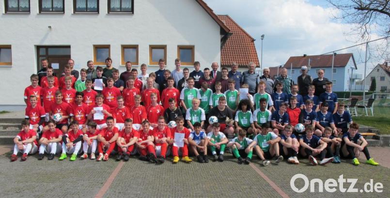 Die Krötensee-Mittelschule ist neuer Landkreismeister im Fußball. (von links): 1. Krötensee-Mittelschule, 2. Walter-Höllerer-RS, 3. HCA-Gymnasium, 4. MS Kümmersbruck und 5. MS Ursensollen mit (hinten, von links) Studienrat Christian Biersack (Krötensee), Lehrer Johannes Raab (Kümmersbruck), Studienrat Christoph Zapf (HCA), Lehrer Fabian Kastenhuber (Ursensollen), Studienrat Markus Binder (Walter-Höllerer-RS), Stefan Nicol, Klaus-Dieter Seibold, Helmut Lippert, Karl Eckert, Michael Gradl, Platzwart Kurt Fabienke (FV Vilseck) sowie Karl Heinz Grollmisch. Bild: khg