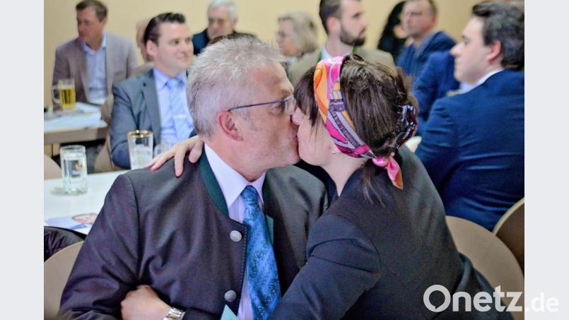 Ein Bussi gibt es nach der Nominierung von Ehefrau Susanne für Oberbürgermeister Andreas Feller. Bild: cls