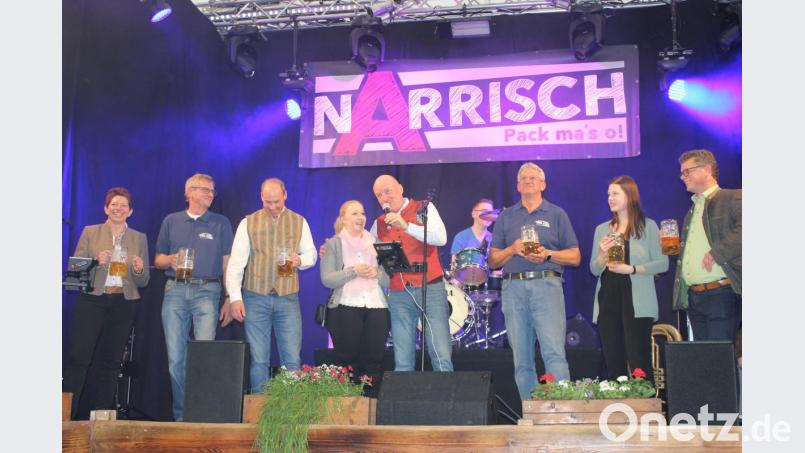 Auch wenn es draußen schüttete wie aus Kübeln: Auf der Bühne im Festzelt war’s trocken und die Volksfest-Organisatoren um Bürgermeister Martin Birner (rechts) ließen sich die erste Mass schmecken. Bild: pko