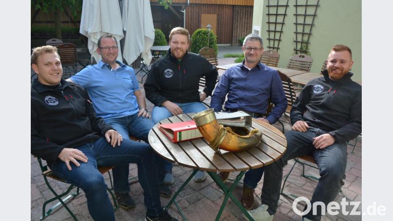 Die aktuelle Leitung des Burschenvereins „Concordia“ und zwei Ehrenmitgliedern haben viel zu erzählen. Von links: Florian Schaumberger, Klaus Richtmann, Max Haberkorn, Uwe Rosner und Janis Scherer. Bild: jr