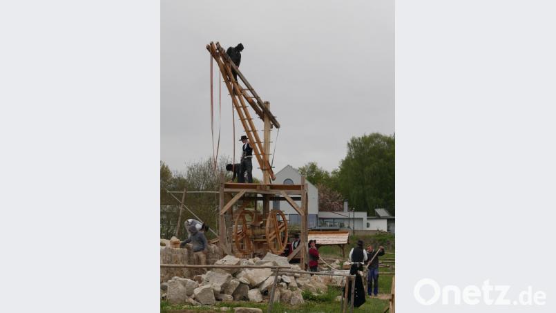 Für die Baustelle der Reisestation Karl IV. wurde ein historischer mobiler Kran gebaut. Bild: tr