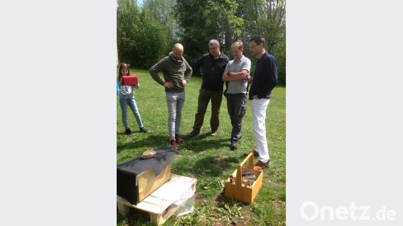 Dr. Florian Hage (rechts) erklärt den Lehrern Christian Beck und Thomas Seitz sowie Hausmeister Marco Kiele (von links), was bei der Betreuung des Bienenvolkes zu beachten ist. Bild: jzk