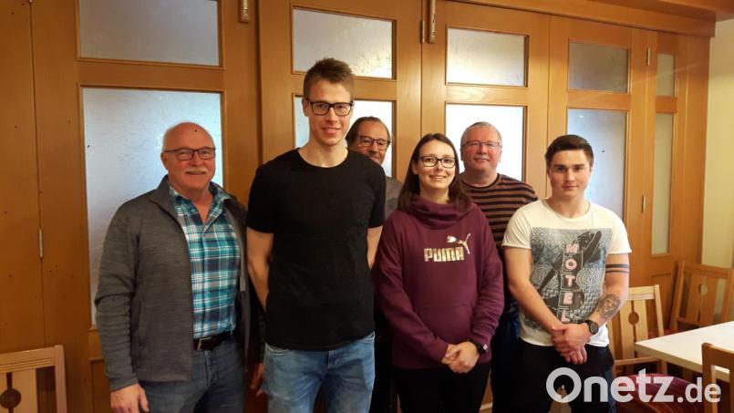 Drei neue Übungsleiter verstärken das Ausbilderteam des WSV: Andrea Spichtinger (Mitte) wird eingerahmt von Bastian Riedl (rechts) und Philipp Zilk (links). Zur erfolgreichen Ausbildung gratulierte das Vorstandsteam (hinten, von links) mit Sepp Zwick, Herbert Killer und Helmut Kiesl. Bild: eib