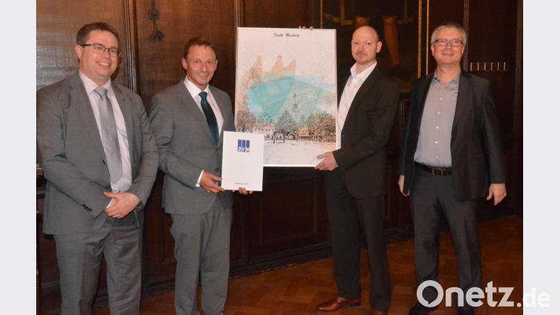 Freuen sich über eine gelungene Lithographie (von links): Florian Socher, Jens Meyer, Stefan Scheugenpflug und Hansjörg Kutterer, Bundesvorsitzender der Gesellschaft für Geodäsie, Geoinformation und Landmanagement. Bild: Kunz
