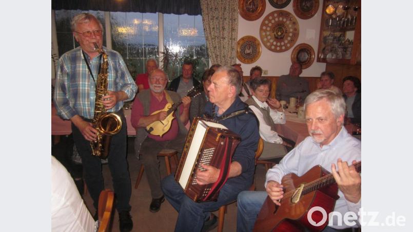 Zünftige Musik war wieder beim Böhmischen Abend in Diebrunn zu hören. Die Teilnehmer begeisterten die Gäste mit einem bunten Musik-Mix. Bild: exb